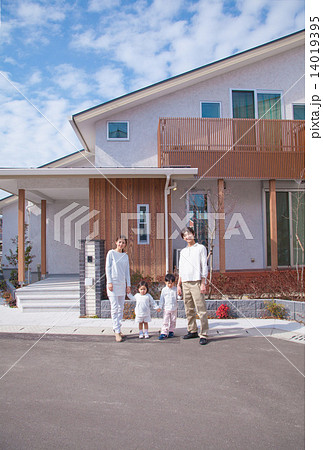 家の前の家族 14019395