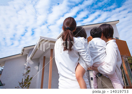 家を眺める家族 14019753