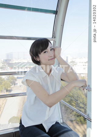 女性と観覧車 14020302