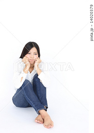 20代日本人女性不機嫌 20代日本人女性不機嫌 14020379