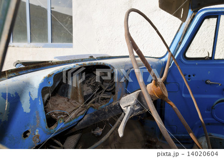 Old dilapidated truck 14020604