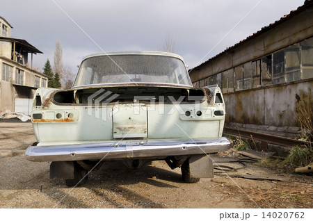 Old dilapidated car 14020762