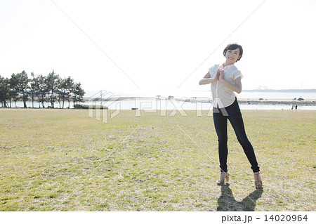 海と女性 14020964