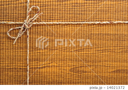 Brown cardboard box with string 14021372