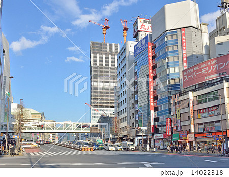 西新宿一丁目交差点から望む新宿駅南口方面（東京都新宿区） 14022318