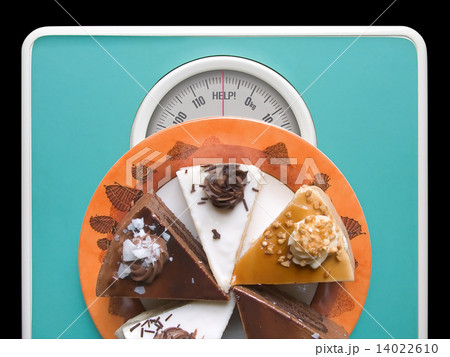 Chocolate cake on weigh-scale Chocolate cake on weigh-scale 14022610
