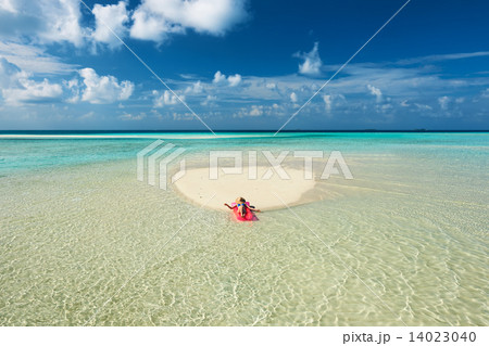Woman relaxing on inflatable mattress 14023040