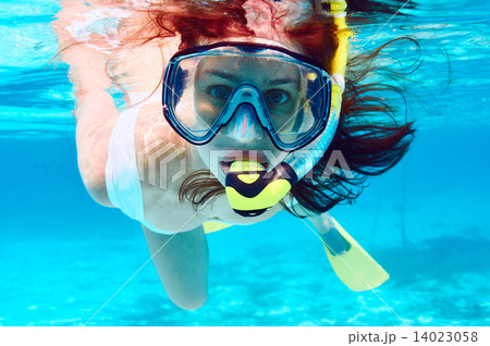 Woman with mask snorkeling 14023058