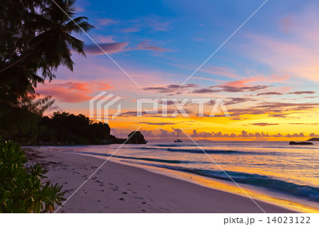 Sunset on tropical beach - Seychelles Sunset on tropical beach - Seychelles 14023122
