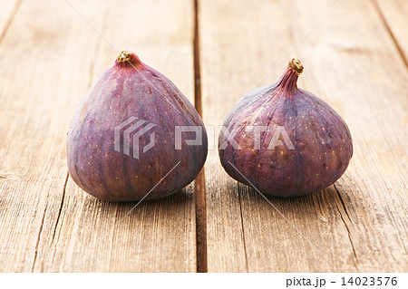 Fresh figs on wooden table Fresh figs on wooden table 14023576