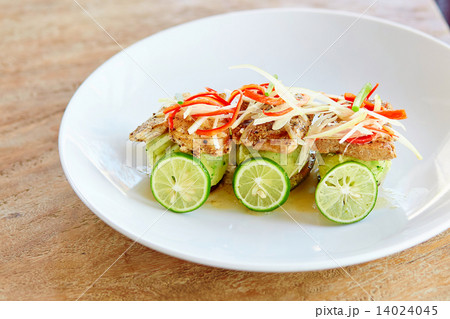 Delicious grilled fish with vegetables 14024045