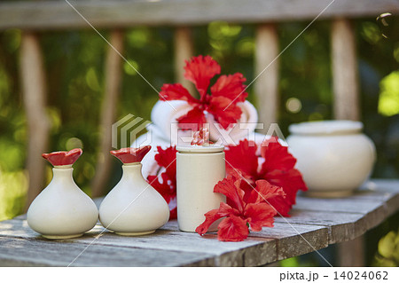 Spa setting with towels and red flowers 14024062