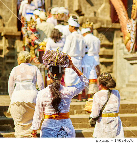 Balinese people going to the temple 14024076