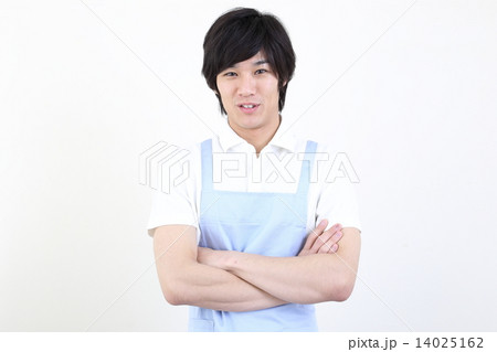 青いエプロンをした若い男性 14025162