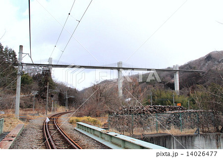 廃線となった吾妻線線路と八ッ場大橋 14026477