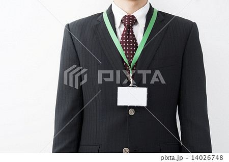 IDカードをかけるビジネスマン IDカードをかけるビジネスマン 14026748
