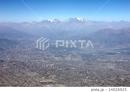 南米アンデス山脈の麓に広がるチリ共和国の首都サンチアゴの空撮 14026925