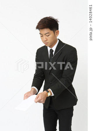 お香典を受け取るアジア人男性 お香典を受け取るアジア人男性 14028461