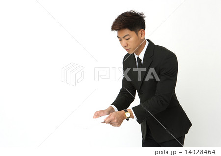 お香典を受け取るアジア人男性 14028464