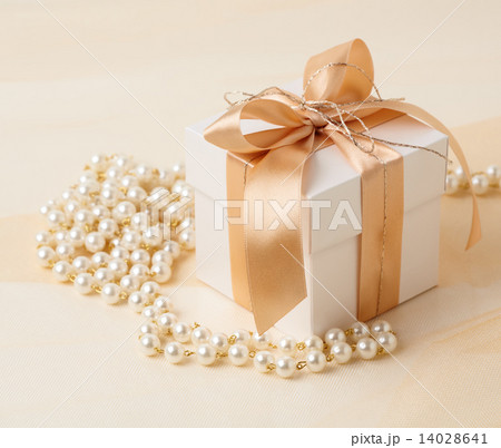 Gift box and pearl necklace. 14028641