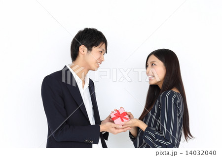 プレゼントを渡すカップル 14032040