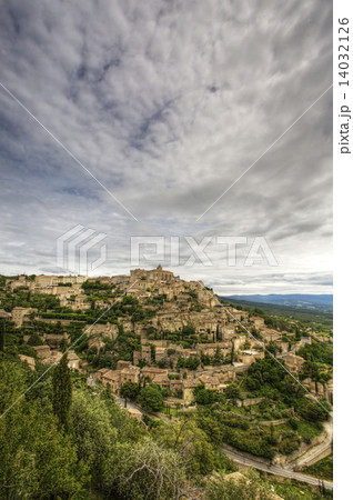 Vertical view of the hilltop town of Gordes, France Vertical view of the hilltop town of Gordes, France 14032126