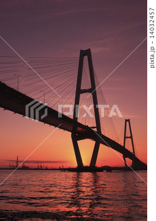 夕暮れに染まる橋（愛知県名古屋市　名港中央大橋　トリトン） 14032457