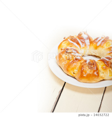 sweet bread donut cake 14032722