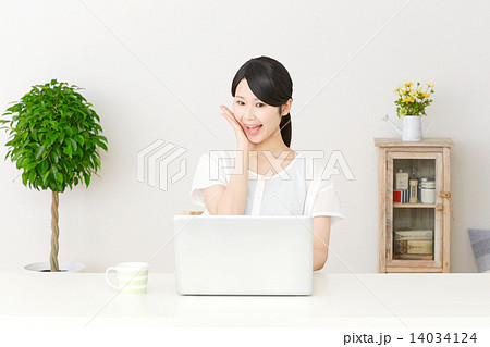 パソコンの前で驚く女性 14034124