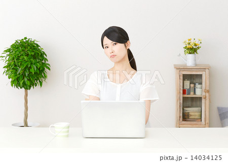 パソコンの前で怒る女性 14034125