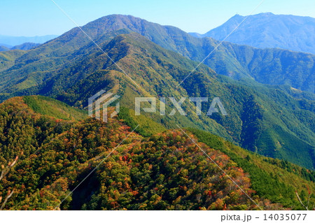 御坂山地・節刀ヶ岳から御坂主稜線と黒岳・三つ峠の展望 14035077