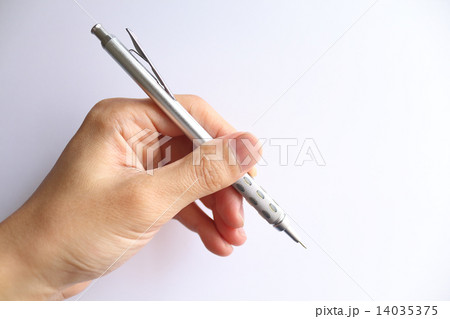 シャープペンシルを持つ手の写真素材