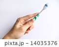 歯ブラシを持つ手 14035376