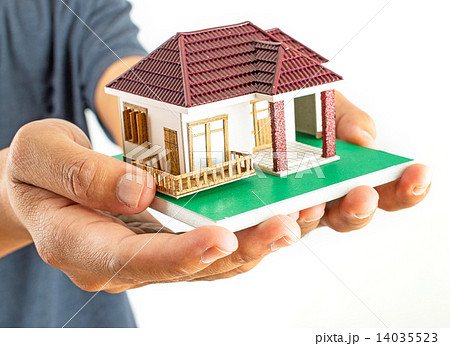 Man holding house model 14035523