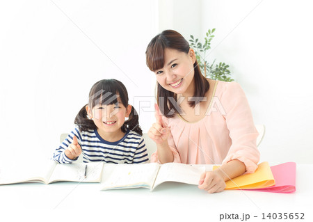 ナンバーワンをする娘と母親 14035652