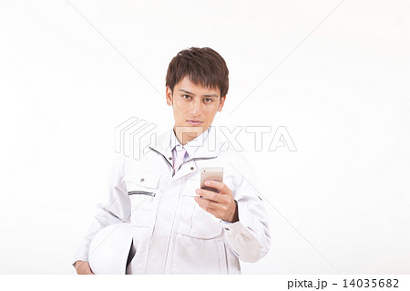 ケータイを見る作業員 ケータイを見る作業員 14035682