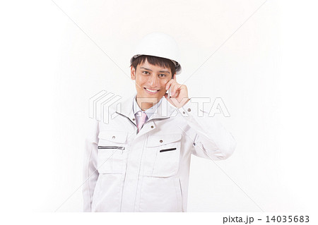 通話する若い作業員 14035683