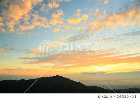 丹沢・三ノ塔から朝焼け雲と大山 14035751