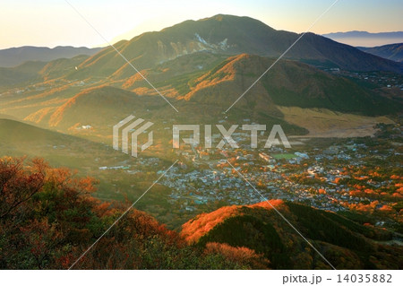 箱根・金時山から朝の仙石原と大涌谷・駒ヶ岳方面 14035882