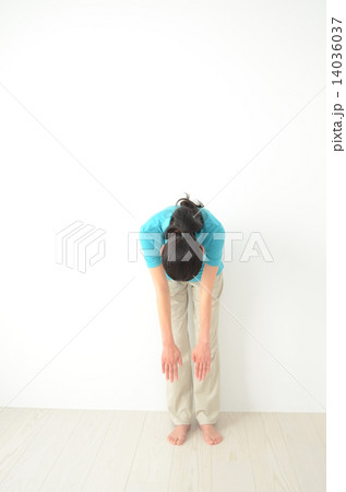 ストレッチ　健康　前屈運動 14036037