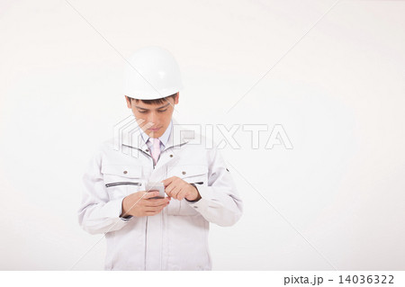 ケータイを見る作業員 ケータイを見る作業員 14036322