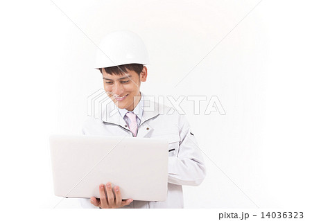 ノートパソコンを見る作業員 ノートパソコンを見る作業員 14036323