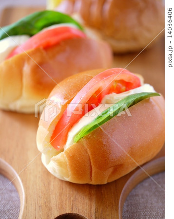 マルゲリータのロールパンサンド（縦位置アップ） 14036406