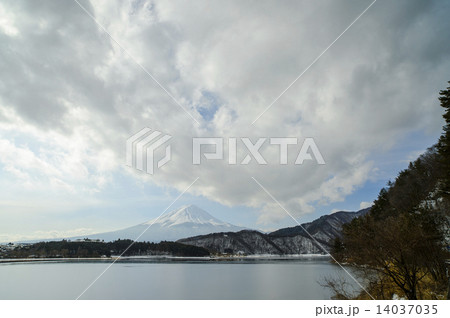 冬の河口湖と富士山 14037035