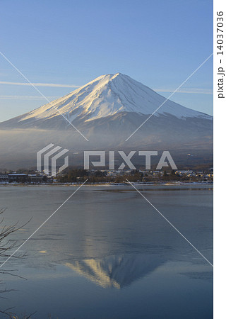 冬の河口湖と富士山 14037036