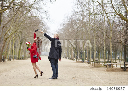 Couple dancing in the Luxembourg garden of Paris Couple dancing in the Luxembourg garden of Paris 14038027
