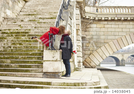 Couple kissing on a Parisian embankment 14038045