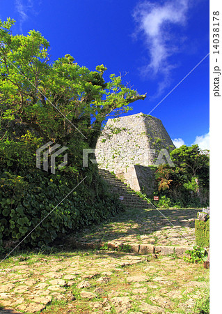 8月沖縄 中城城・二の郭城壁 14038178