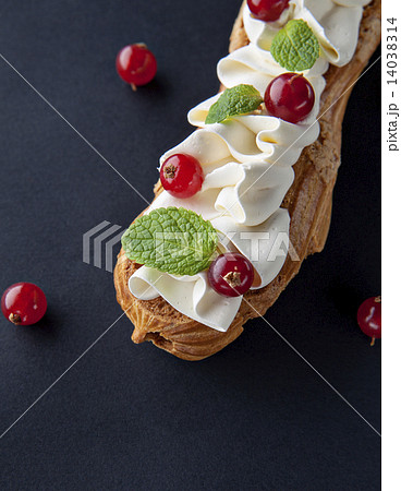 exquisite cream dessert eclair 14038314