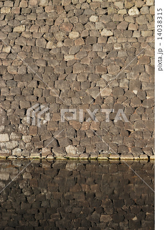 城の石垣と堀の水面 14038315